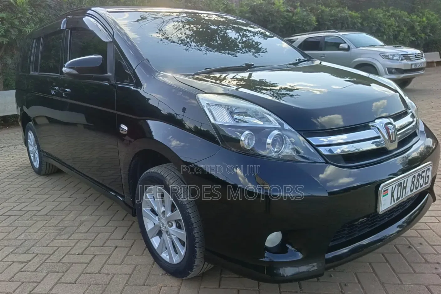 Toyota ISIS 2016 Matt Black
