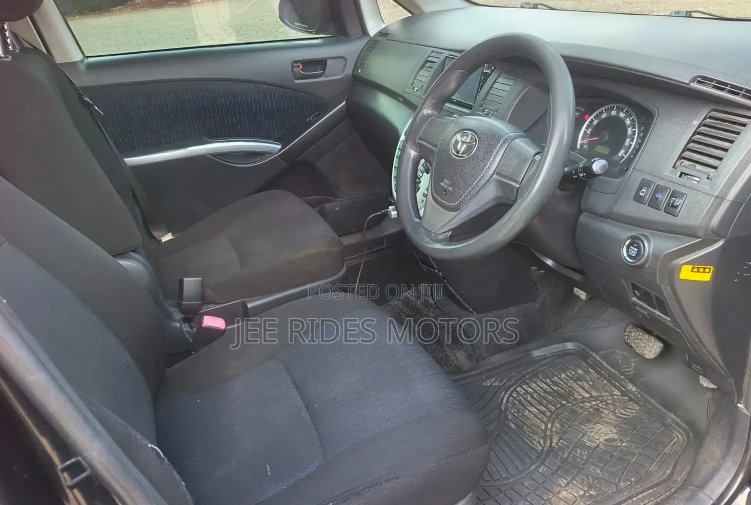 Toyota ISIS 2016 Matt Black