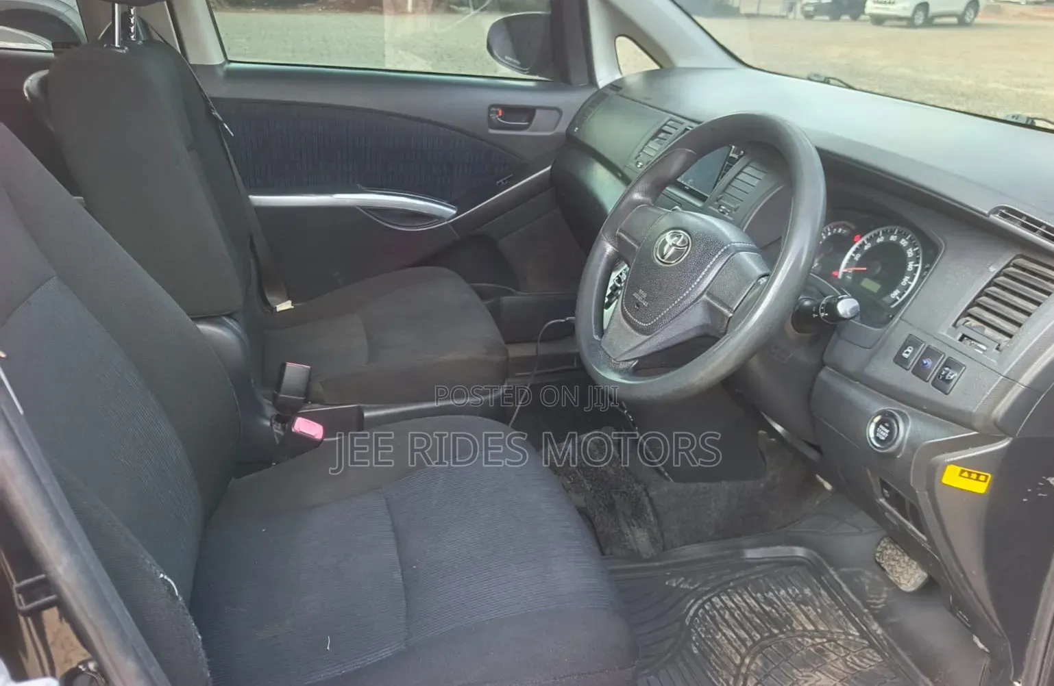 Toyota ISIS 2016 Matt Black