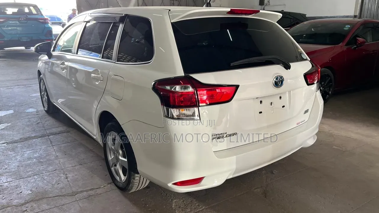 Toyota Corolla Fielder 1.5 Hybrid FWD 2019 White