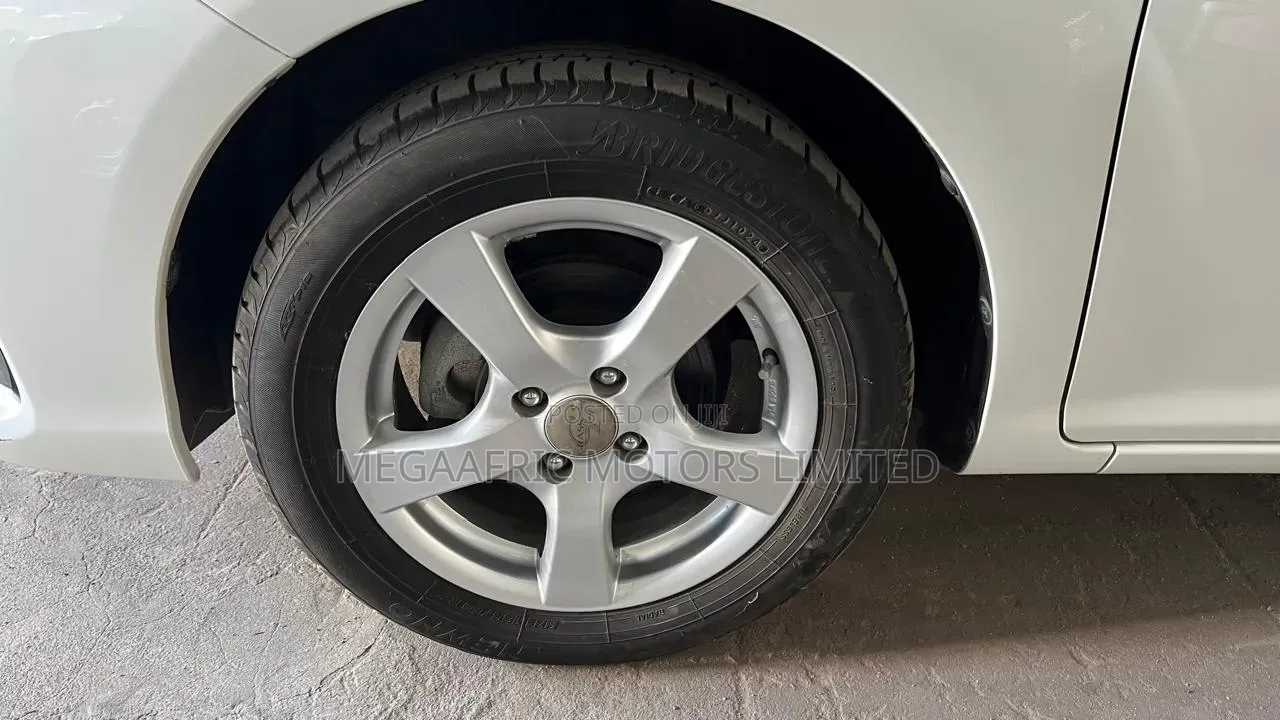 Toyota Corolla Fielder 1.5 Hybrid FWD 2019 White