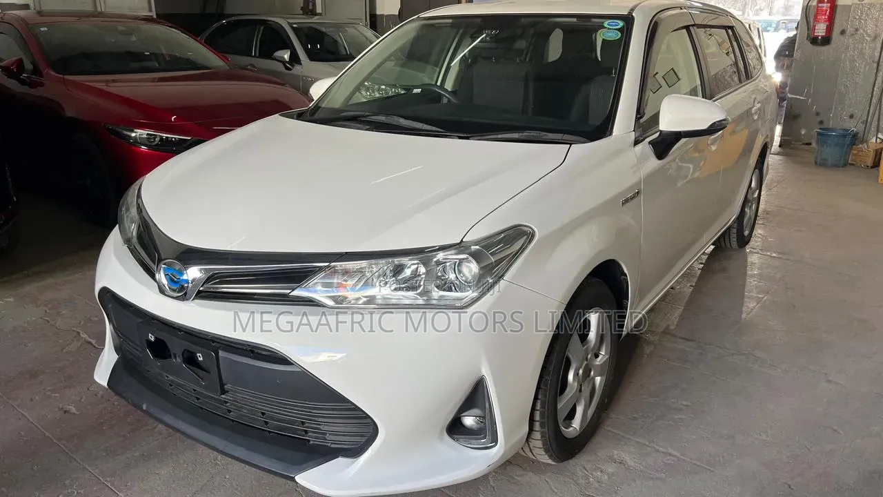 Toyota Corolla Fielder 1.5 Hybrid FWD 2019 White