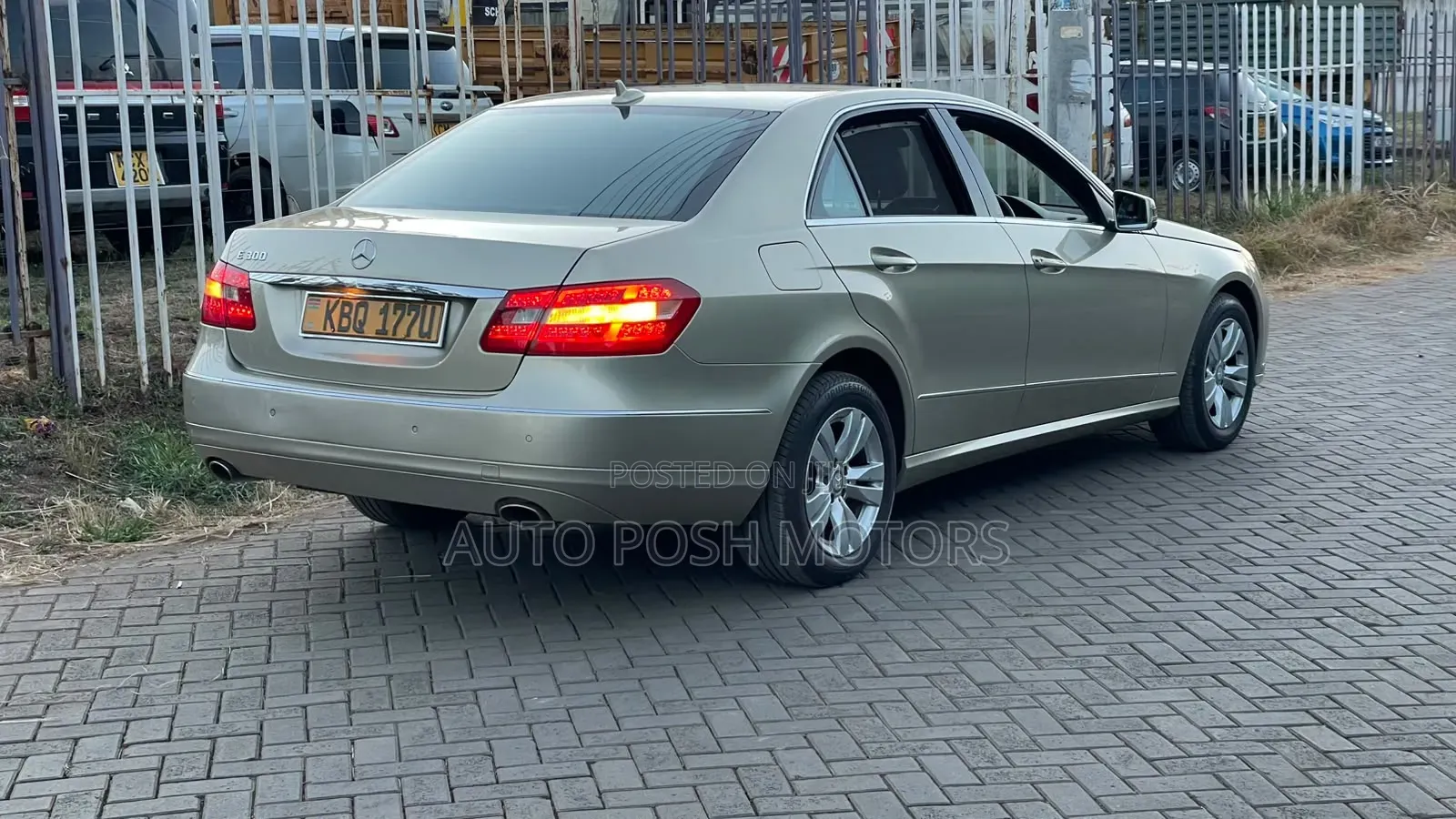 Mercedes-Benz E300 2011 Beige
