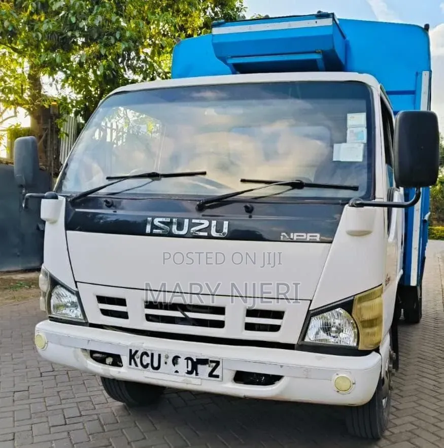 Isuzu NPR Truck 2019 White