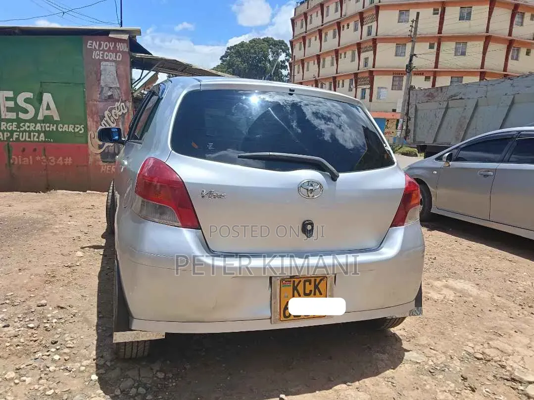 Toyota Vitz 1.3 FWD 5dr 2011 Silver