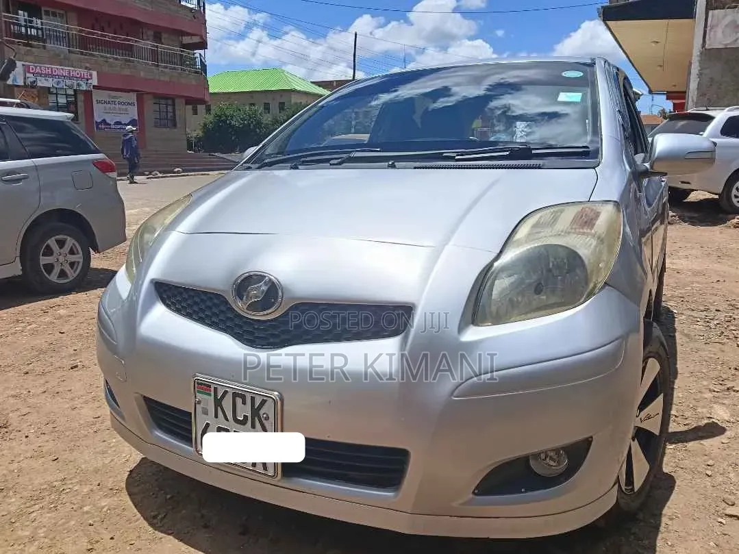 Toyota Vitz 1.3 FWD 5dr 2011 Silver
