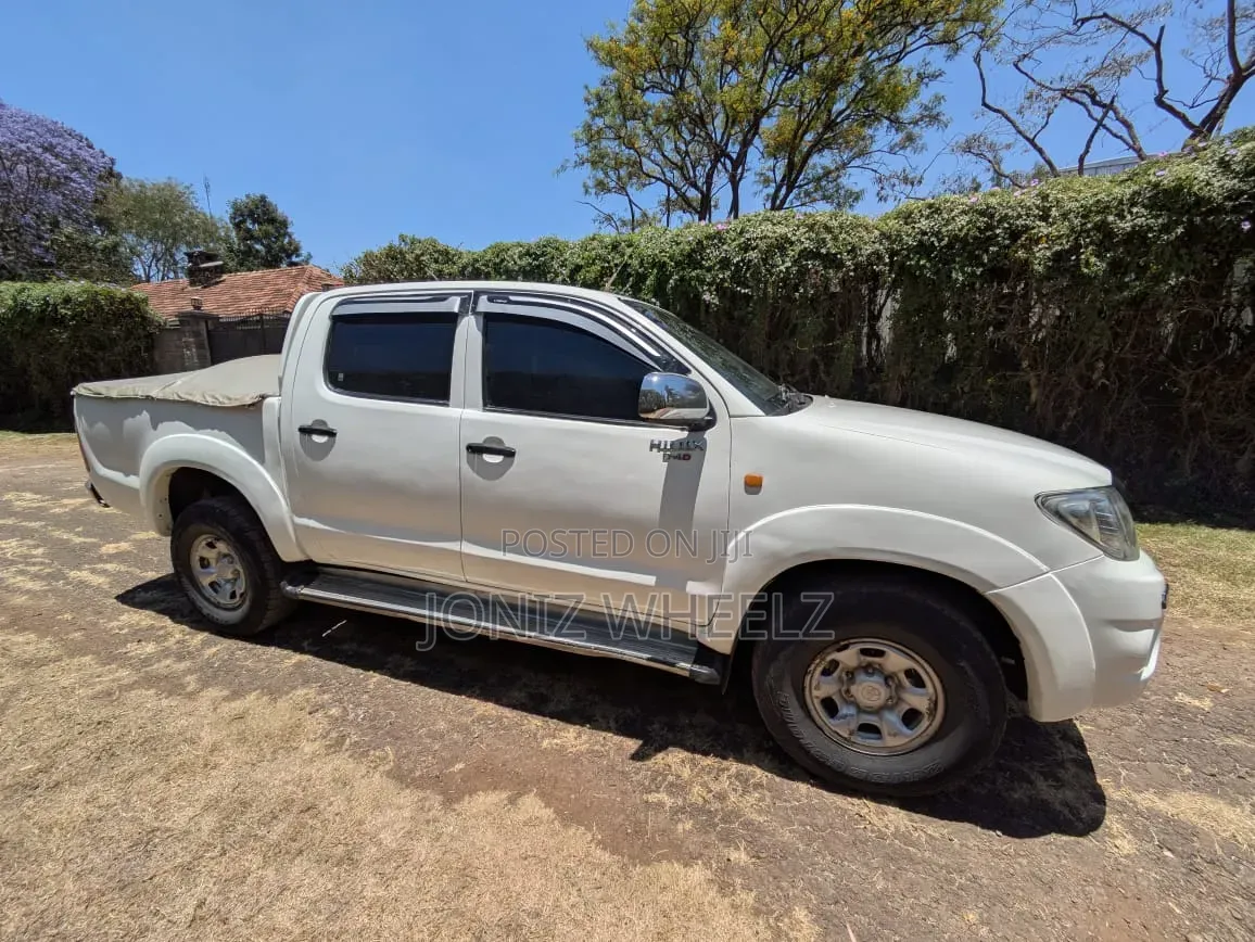 Toyota Hilux 2.5 D-4D 4X4 SRX 2009 White