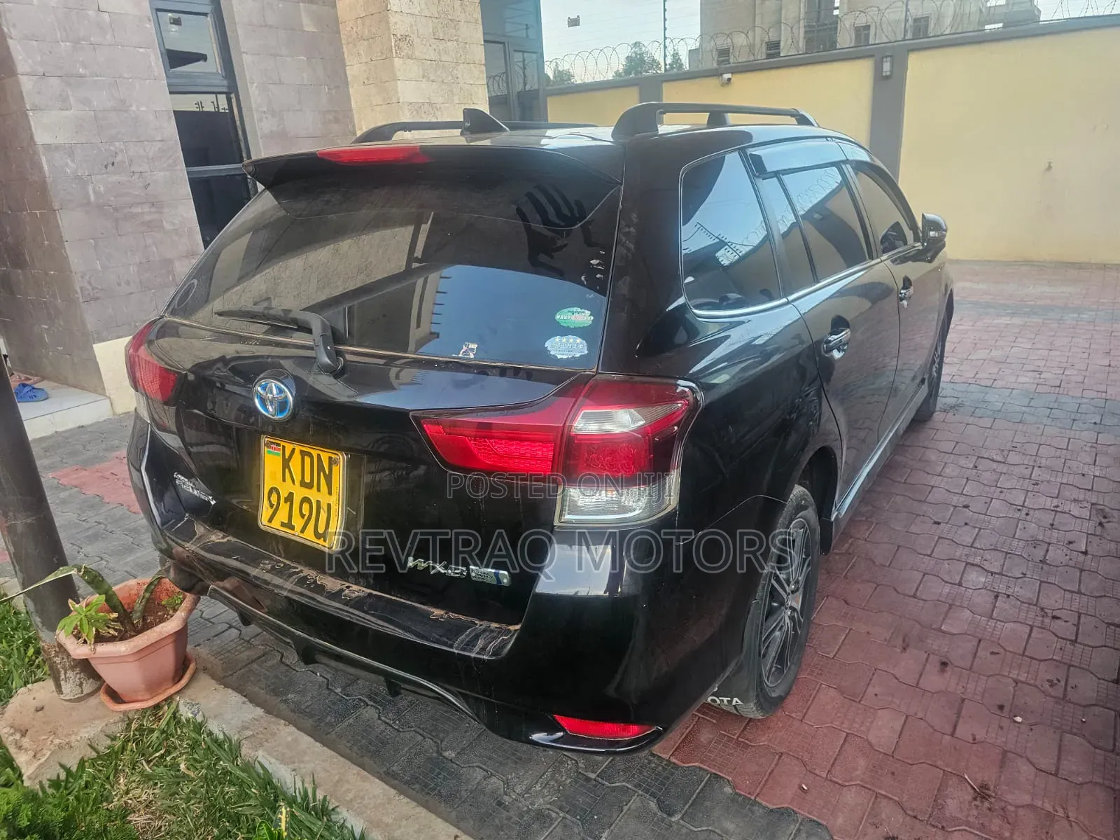 Toyota Corolla Fielder 1.5 Hybrid FWD 2016 Black