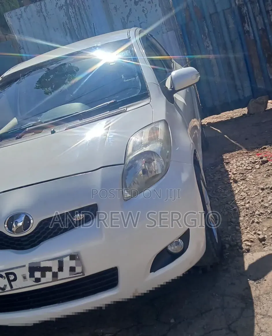 Toyota Vitz 2010 White