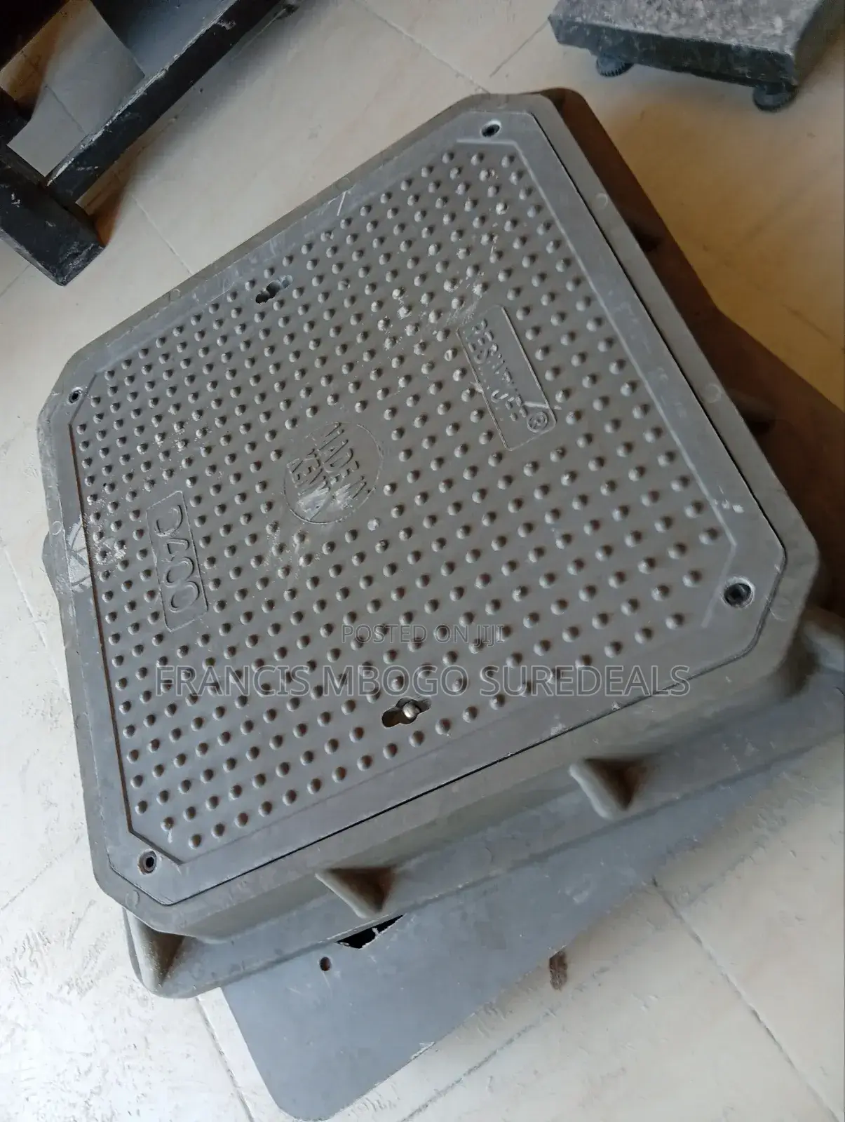Lockable Reinforced Manhole Cover ( Fibre 600*600mm)
