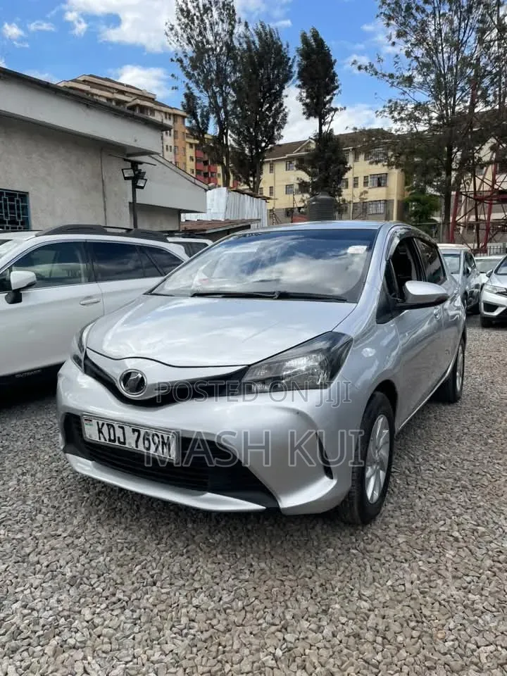 Toyota Vitz 2015 Silver