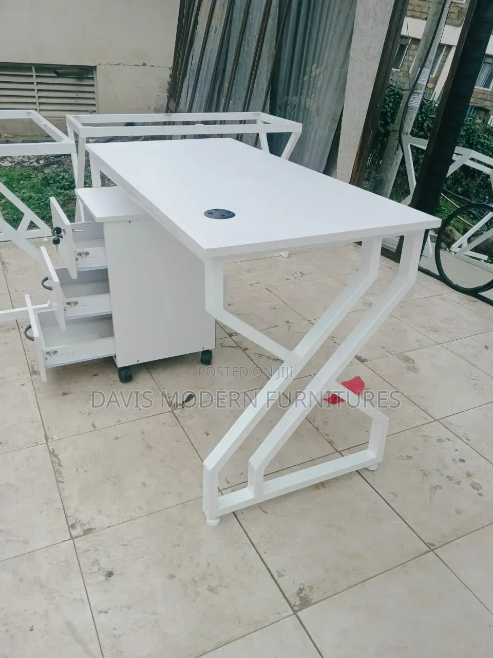 White Z-Shape Leg Table With Chairs