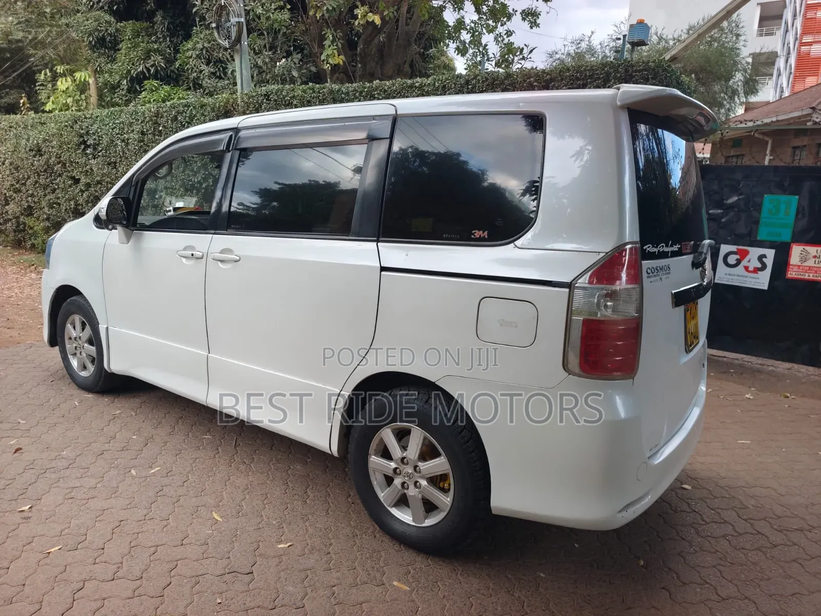 Toyota Noah 2.0 158hp FWD (8 Seater) 2010 White
