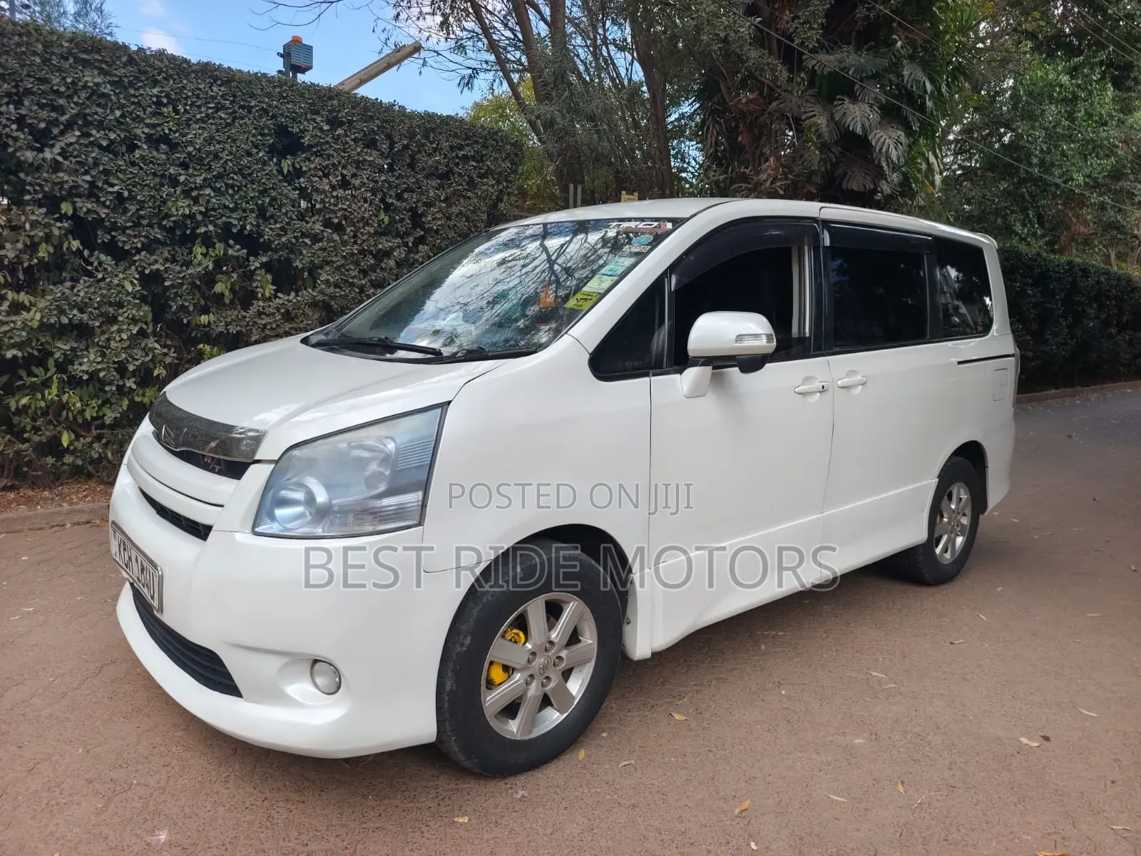 Toyota Noah 2.0 158hp FWD (8 Seater) 2010 White