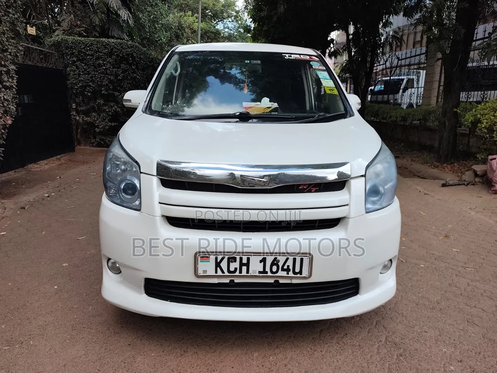 Toyota Noah 2.0 158hp FWD (8 Seater) 2010 White