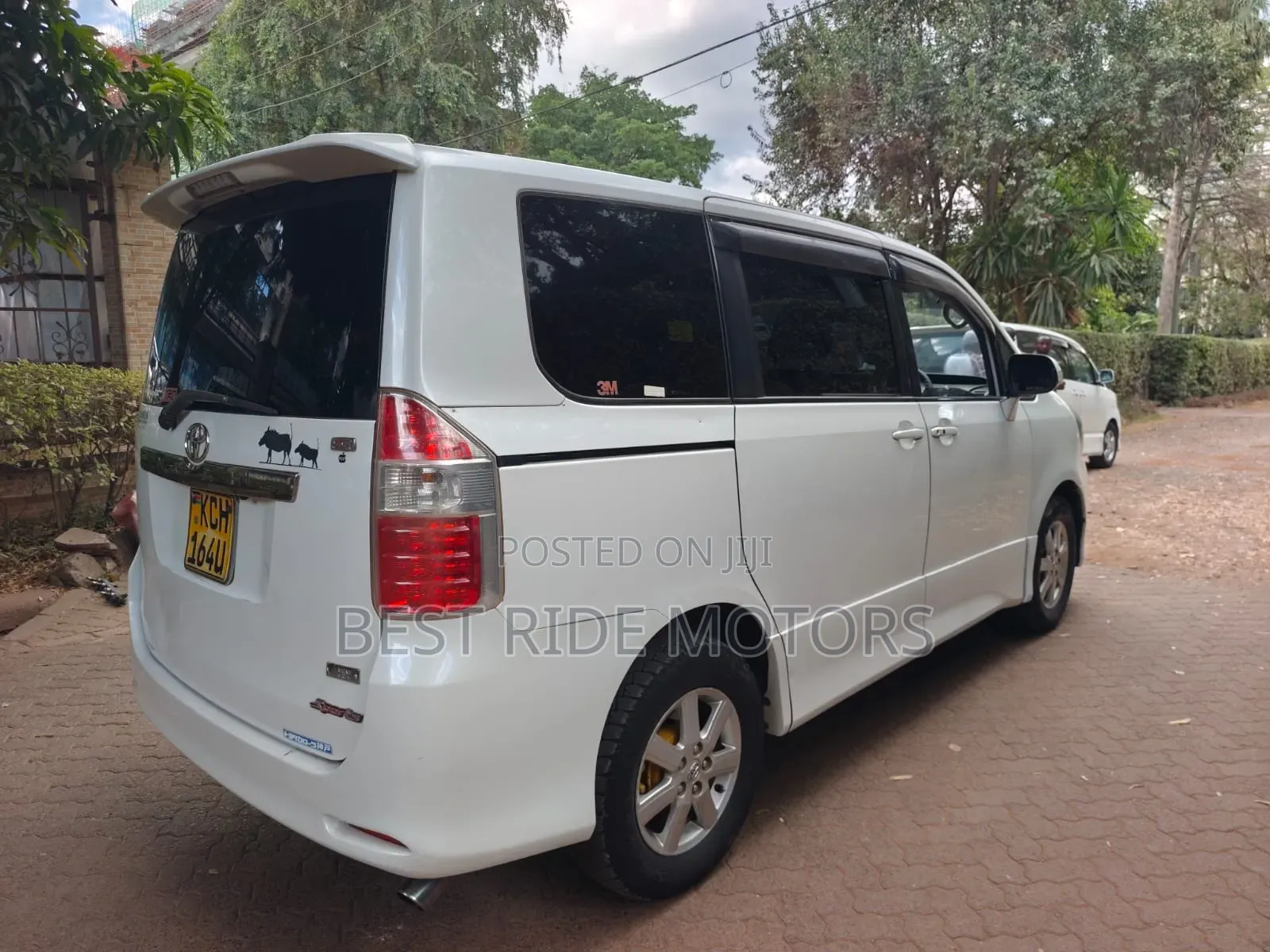 Toyota Noah 2.0 158hp FWD (8 Seater) 2010 White