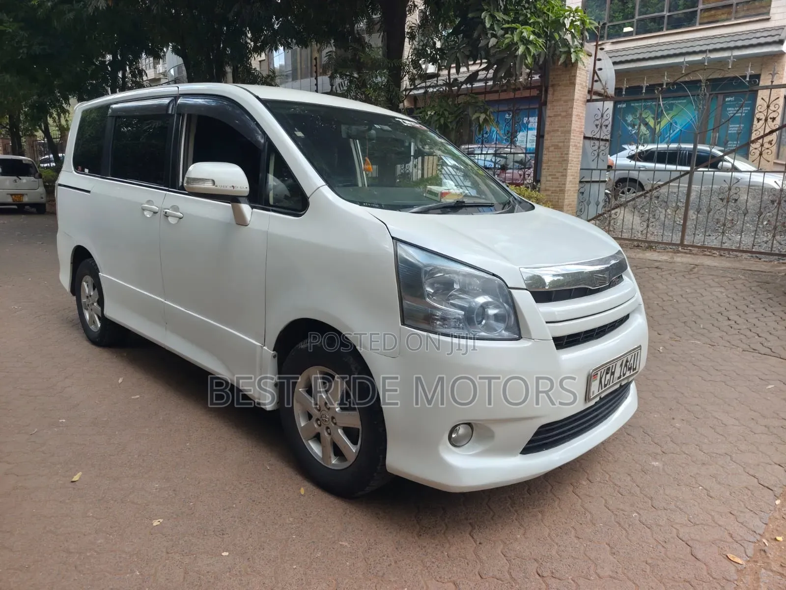 Toyota Noah 2.0 158hp FWD (8 Seater) 2010 White