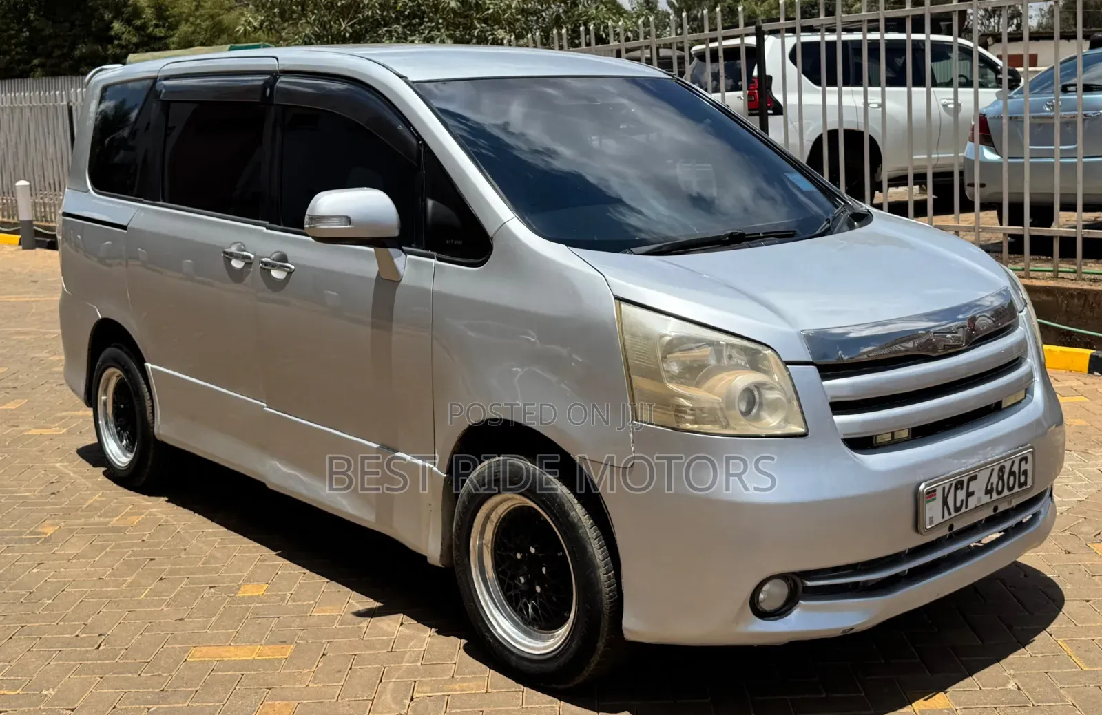 Toyota Noah 2.0 158hp FWD (8 Seater) 2008 Silver