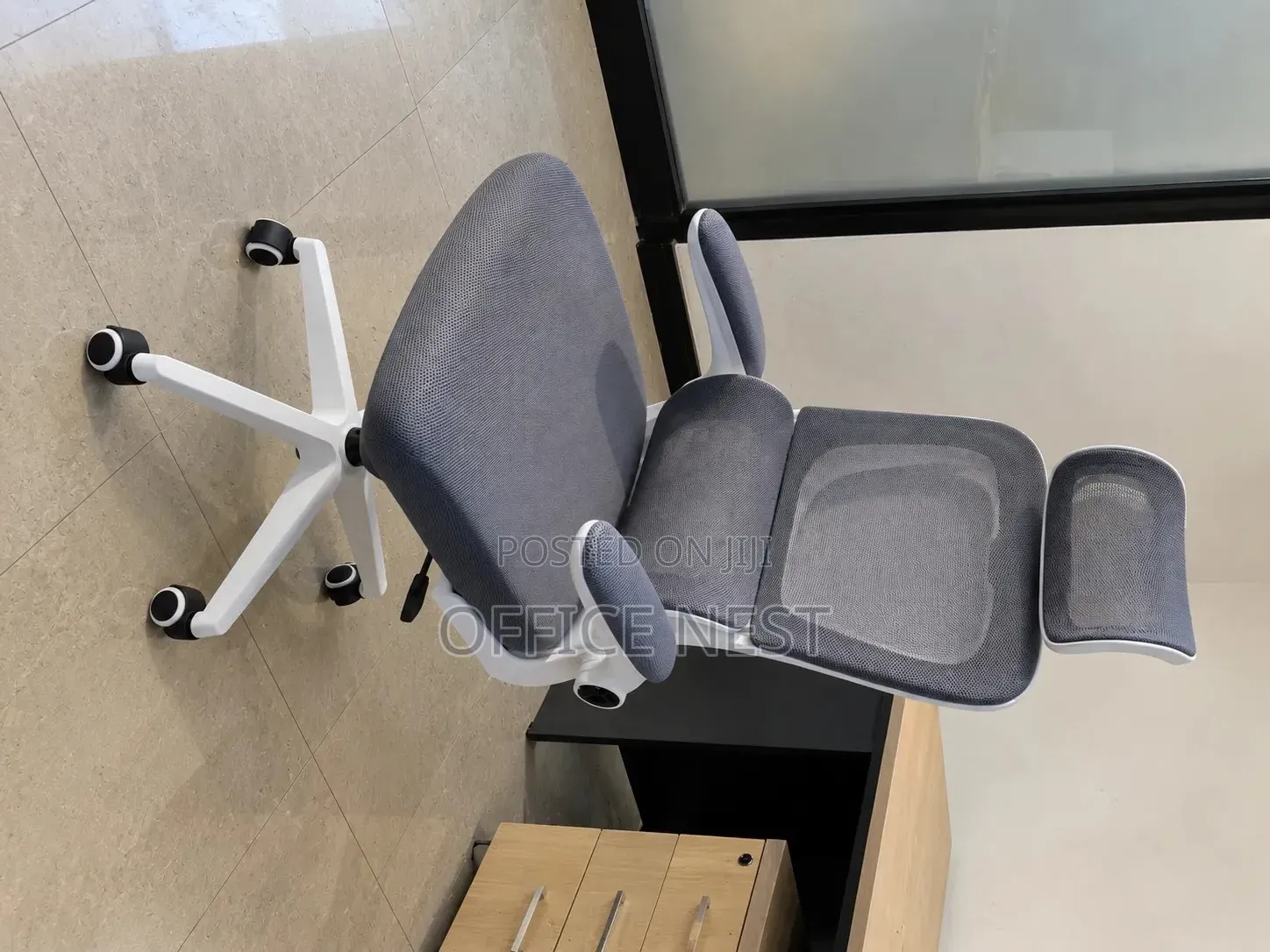 White Ergonomic Office Chair With Headrest – Adjustable Mesh Chair