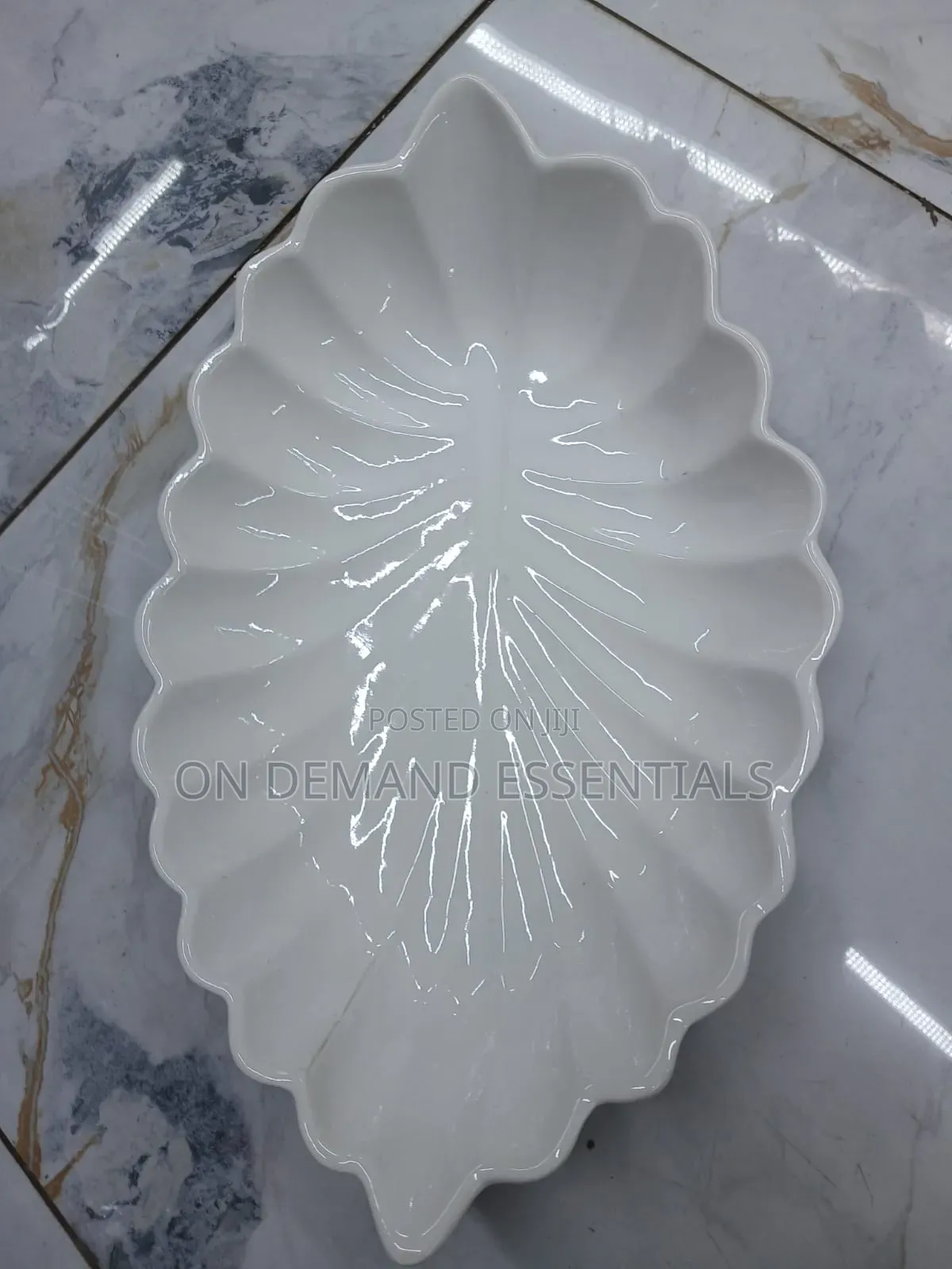 Elegant Leaf-Shaped Serving Bowl