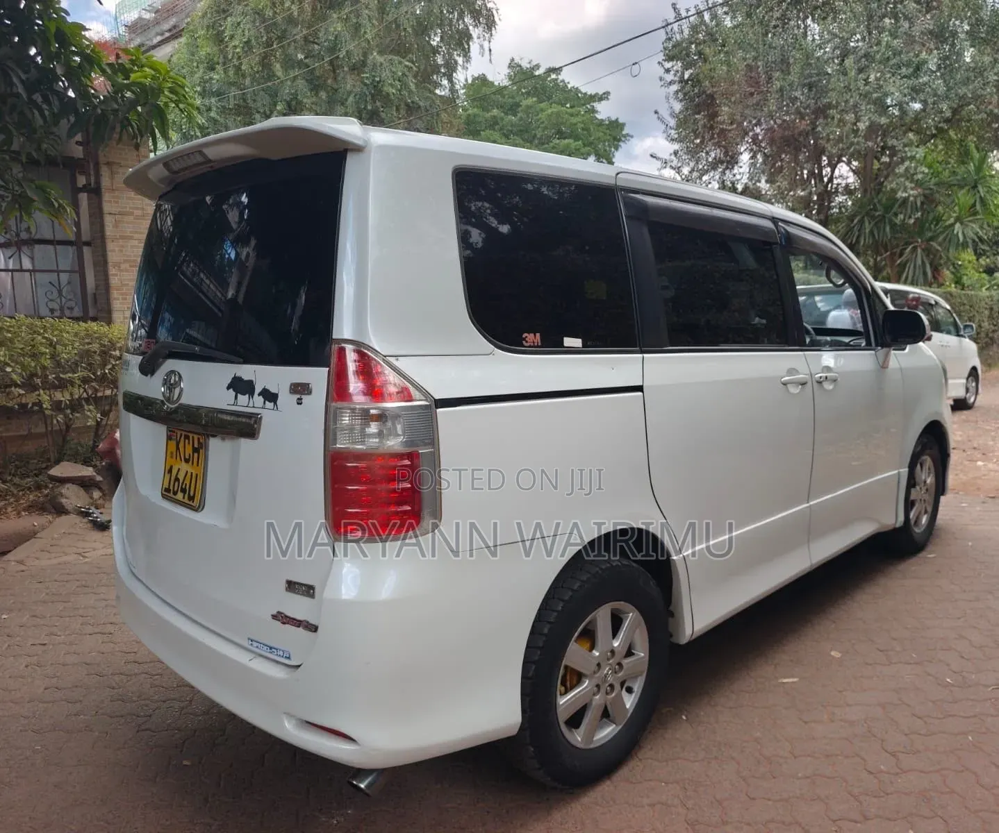 Toyota Voxy X 2WD 8-Seater 2002 White