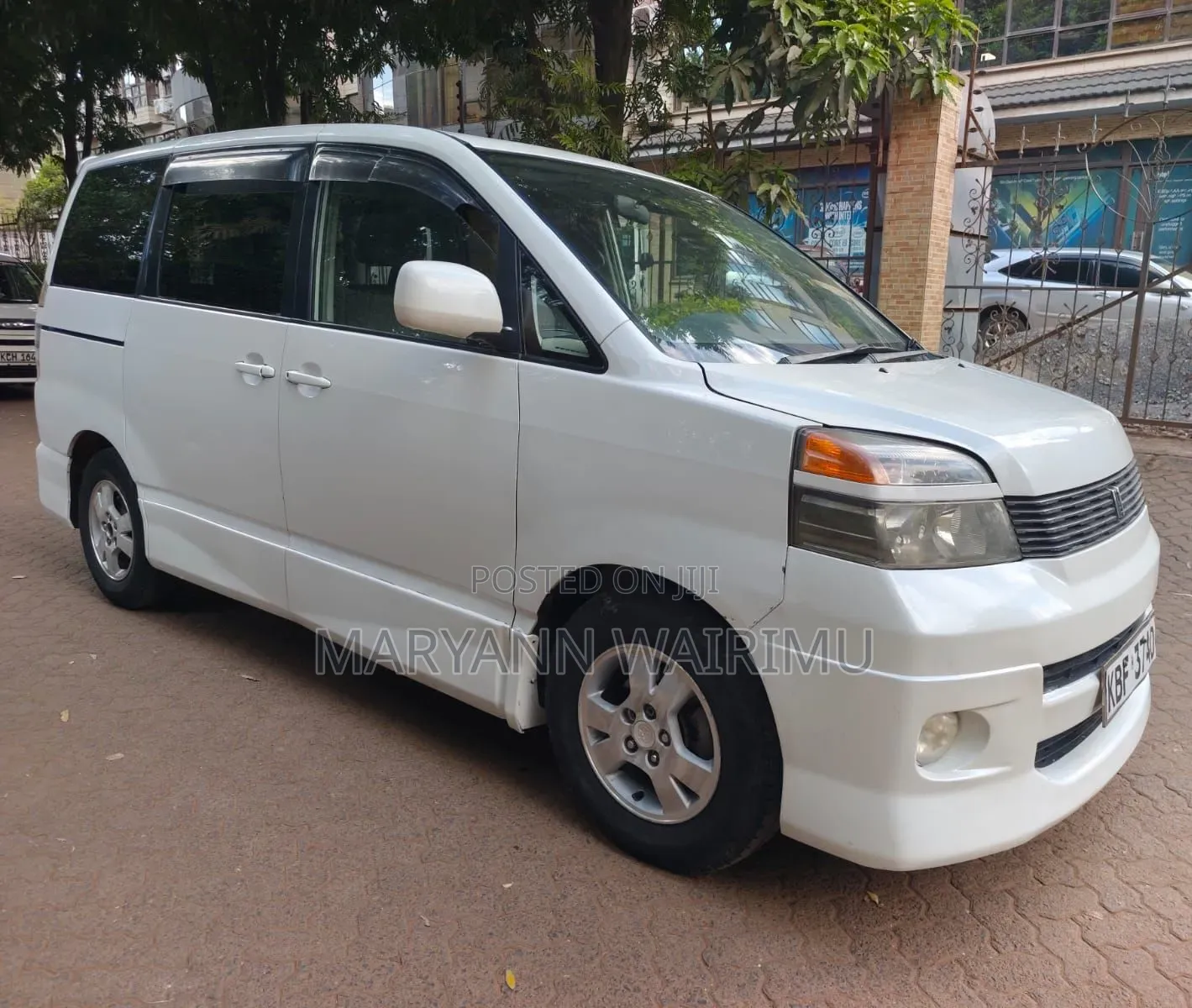 Toyota Voxy X 2WD 8-Seater 2002 White