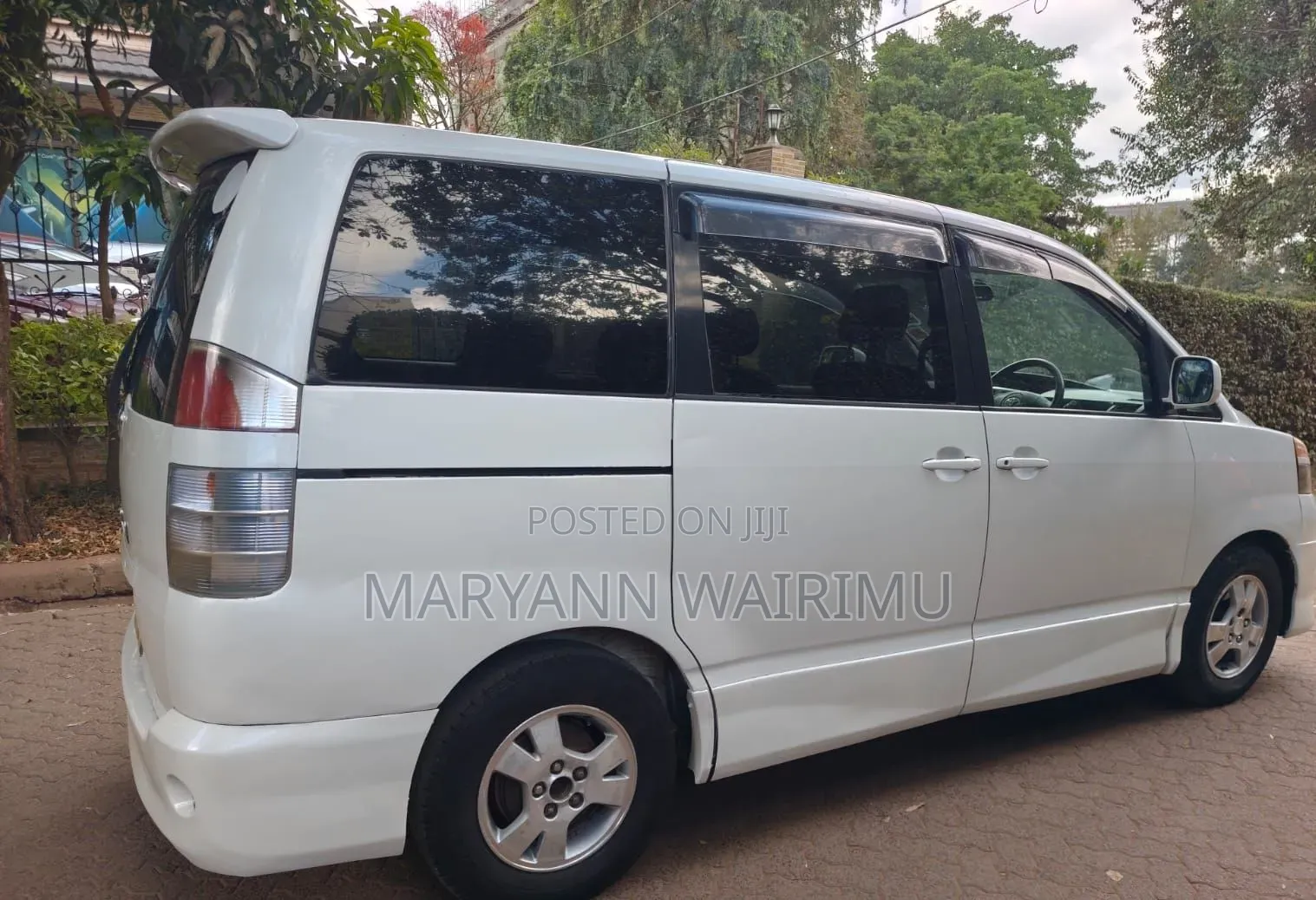Toyota Voxy X 2WD 8-Seater 2002 White