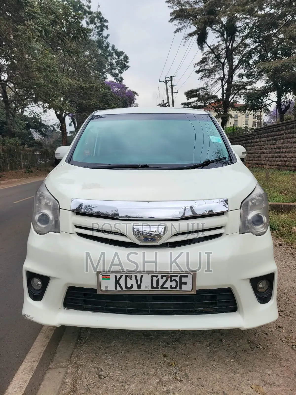 Toyota Noah 2012 White