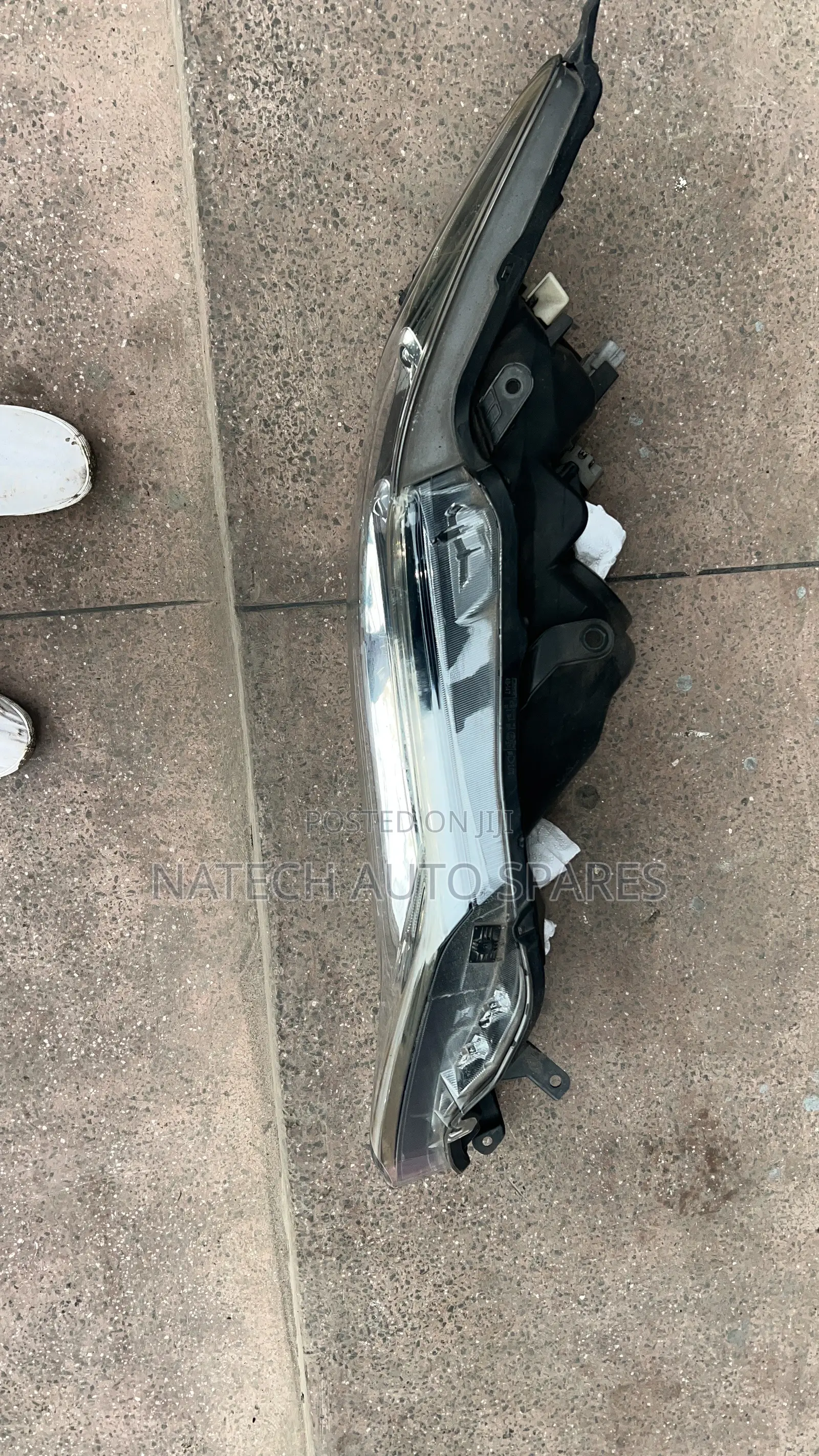 Toyota Harrier Headlight (48-147)