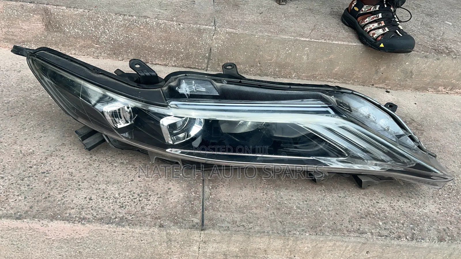 Toyota Harrier Headlight (48-147)