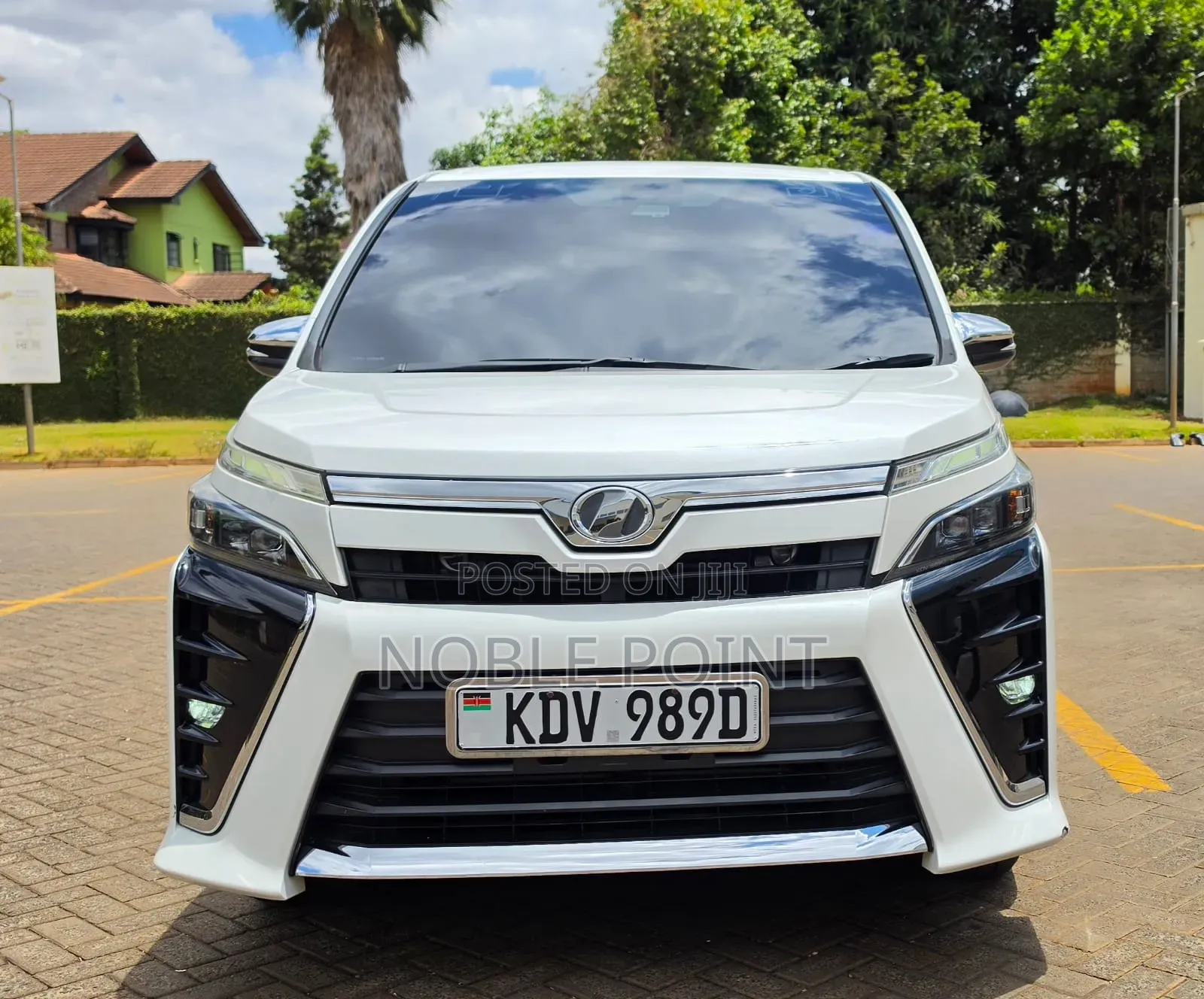 Toyota Voxy 2018 Pearl