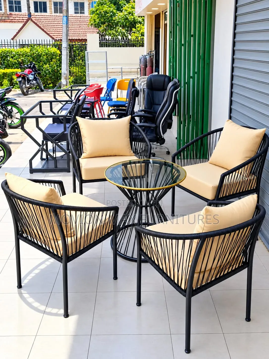 Modern 4-Seater Outdoor Patio Dining Set With Glass Table