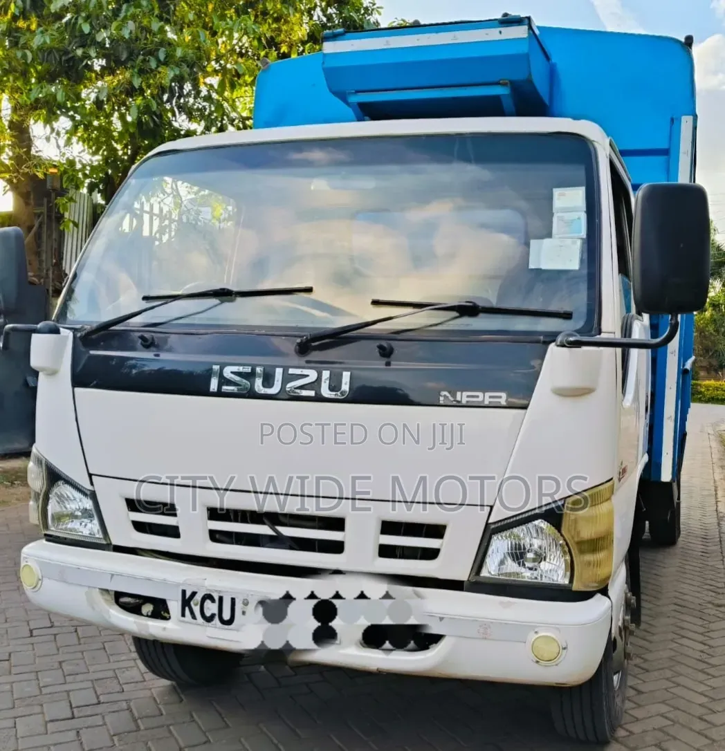 Isuzu NPR 2018 White