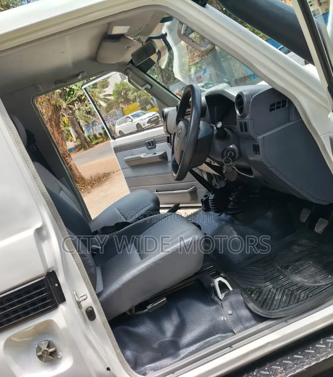 Toyota Land Cruiser 2022 White