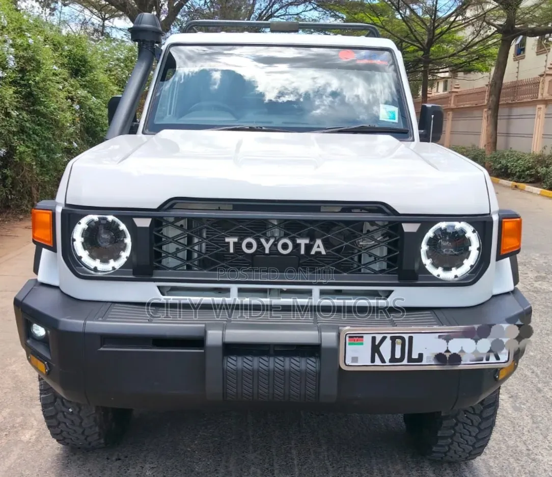 Toyota Land Cruiser 2022 White