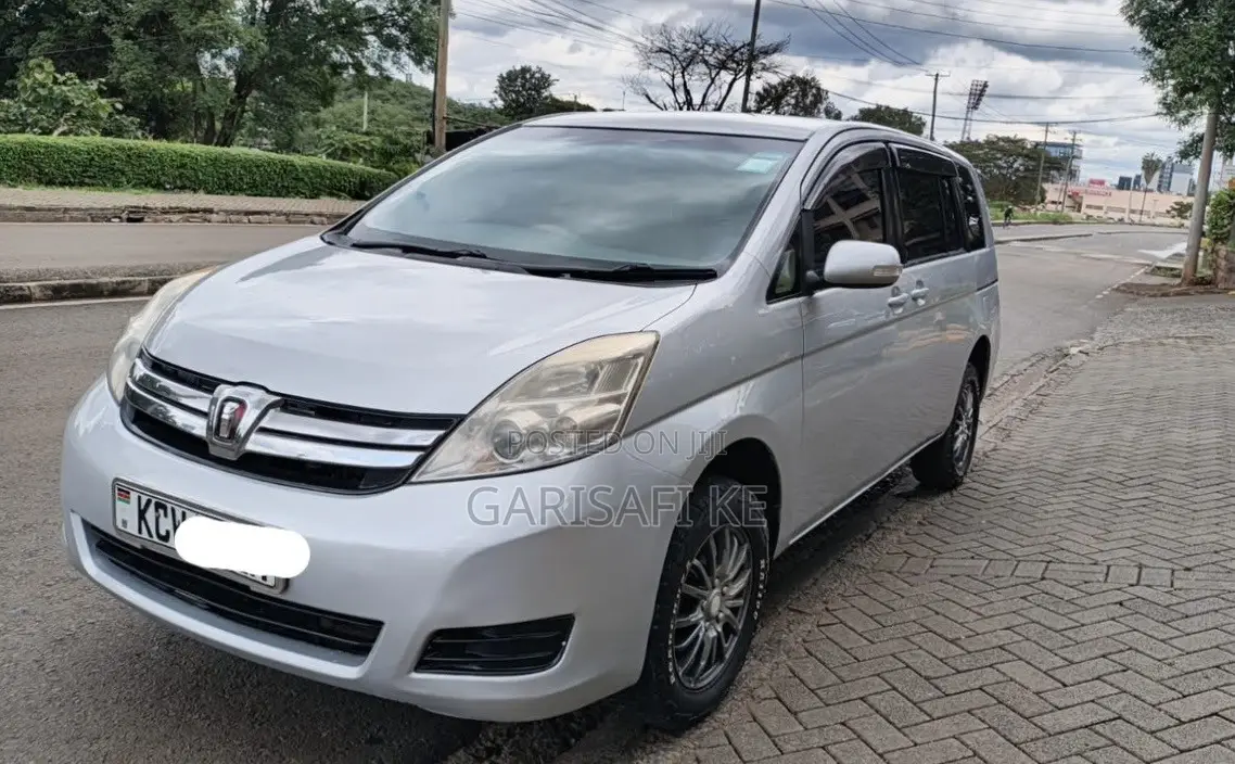 Toyota ISIS 2013 Silver