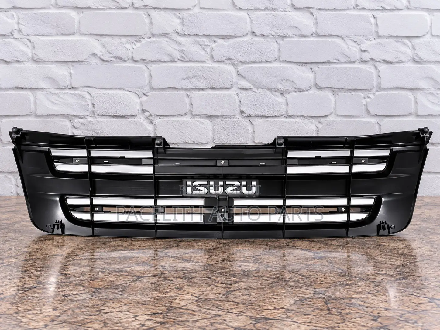 Grille Isuzu DMax 2003/2004/2005/2006 W / Chrome Mouldingg