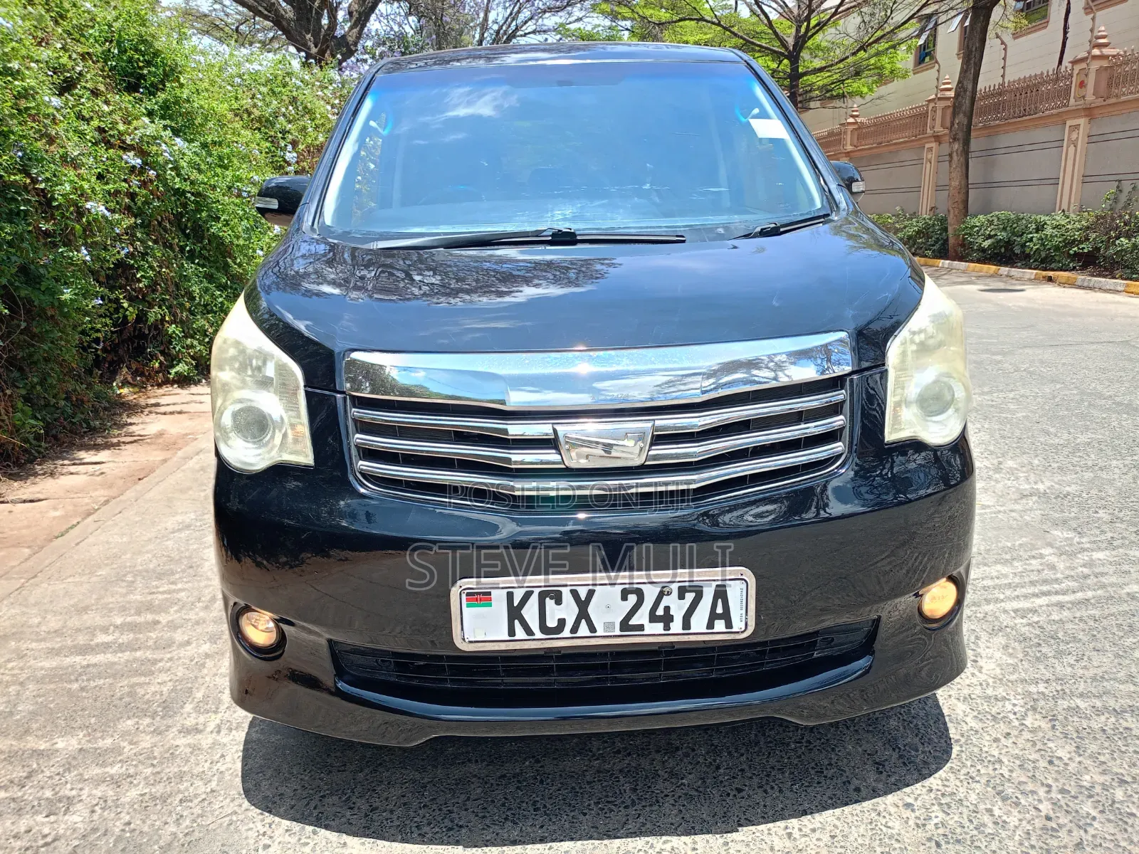 Toyota Noah 2.0 158hp AWD (8 Seater) 2013 Matt Black