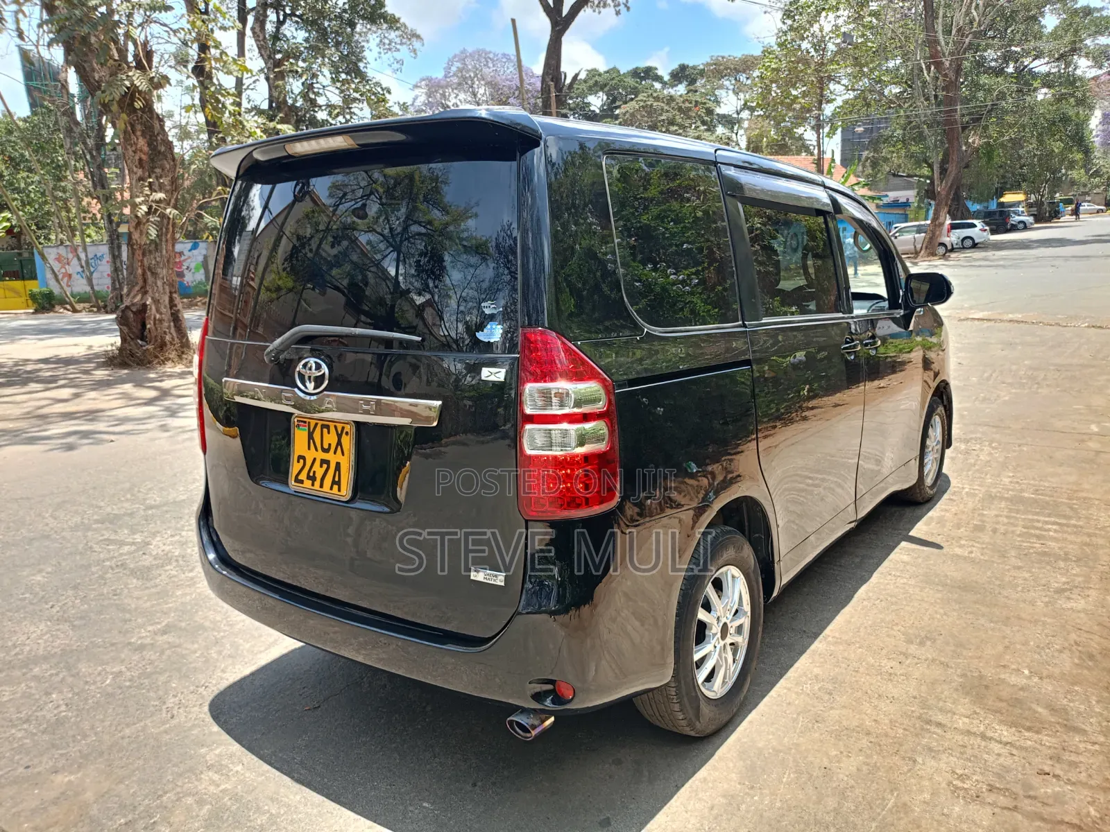 Toyota Noah 2.0 158hp AWD (8 Seater) 2013 Matt Black