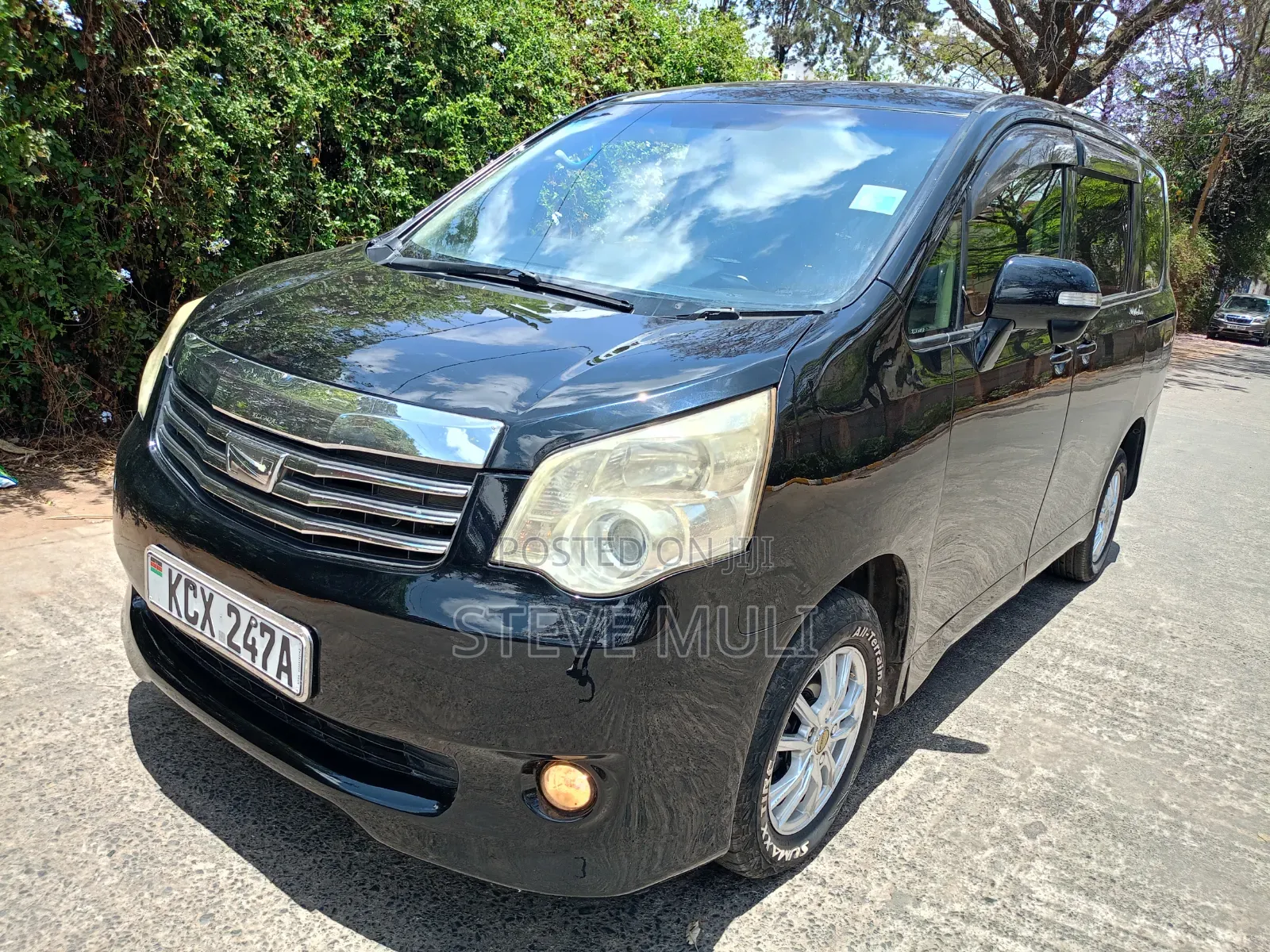 Toyota Noah 2.0 158hp AWD (8 Seater) 2013 Matt Black