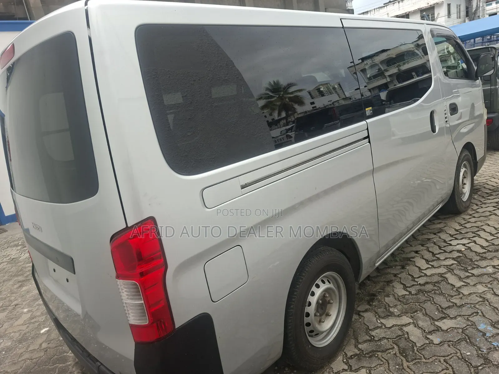 Isuzu Como 2018 Silver