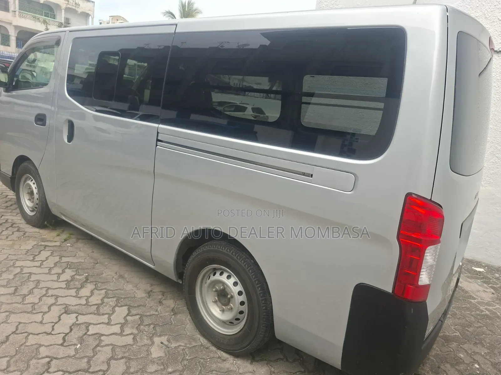 Isuzu Como 2018 Silver