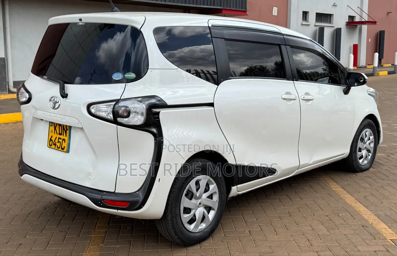 Toyota Sienta 1.5 FWD (6-seater) 2016 White