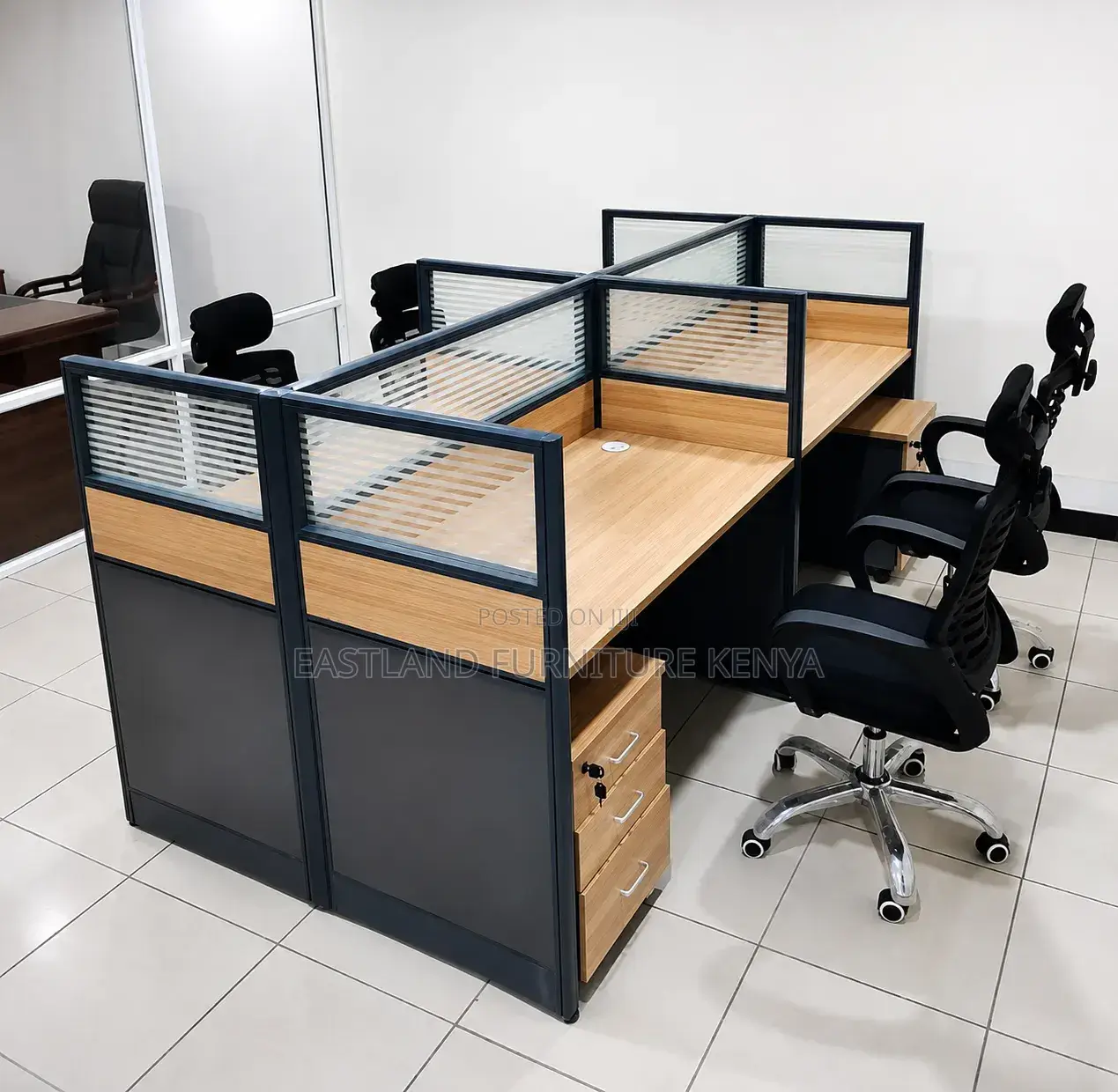 Modern 4-Seater Office Workstation – Privacy Screens