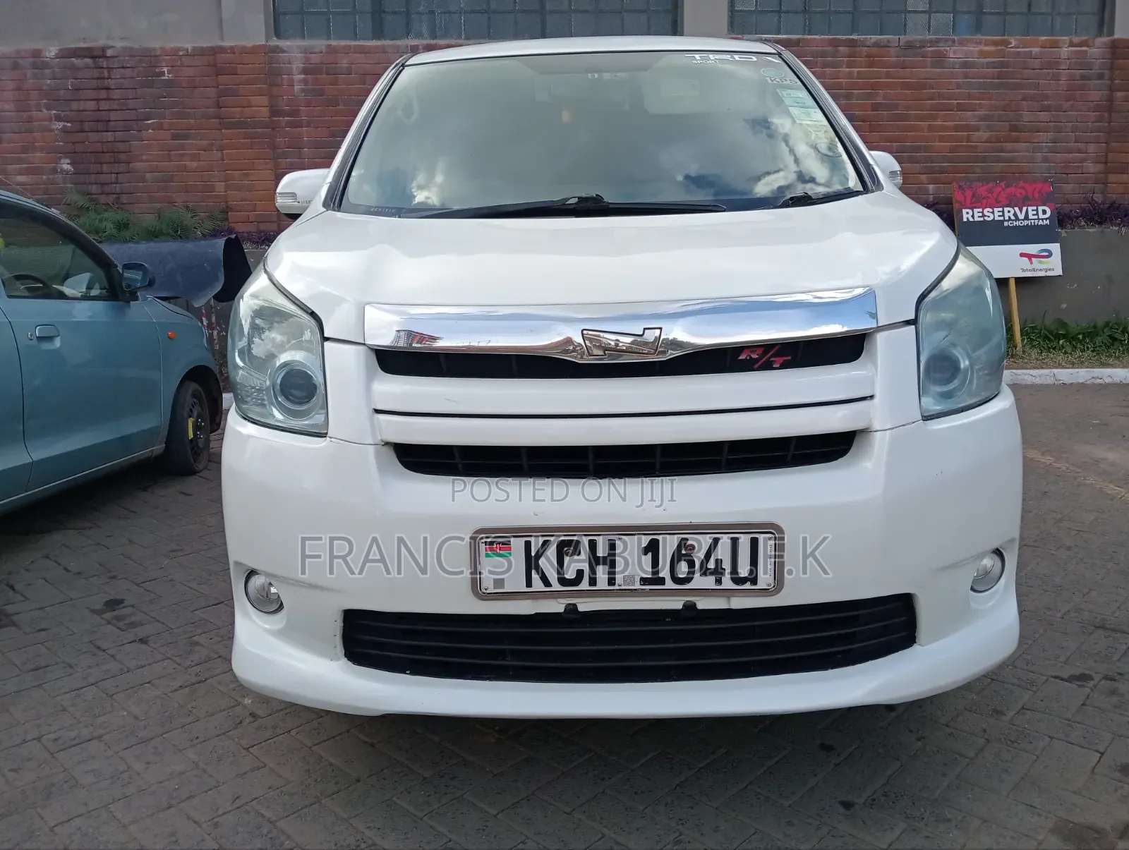 Toyota Noah 2.0 143hp FWD (8 Seater) 2010 White