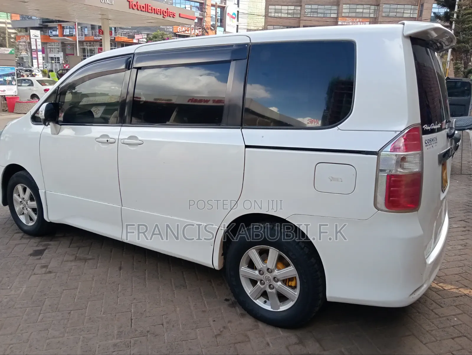 Toyota Noah 2.0 143hp FWD (8 Seater) 2010 White