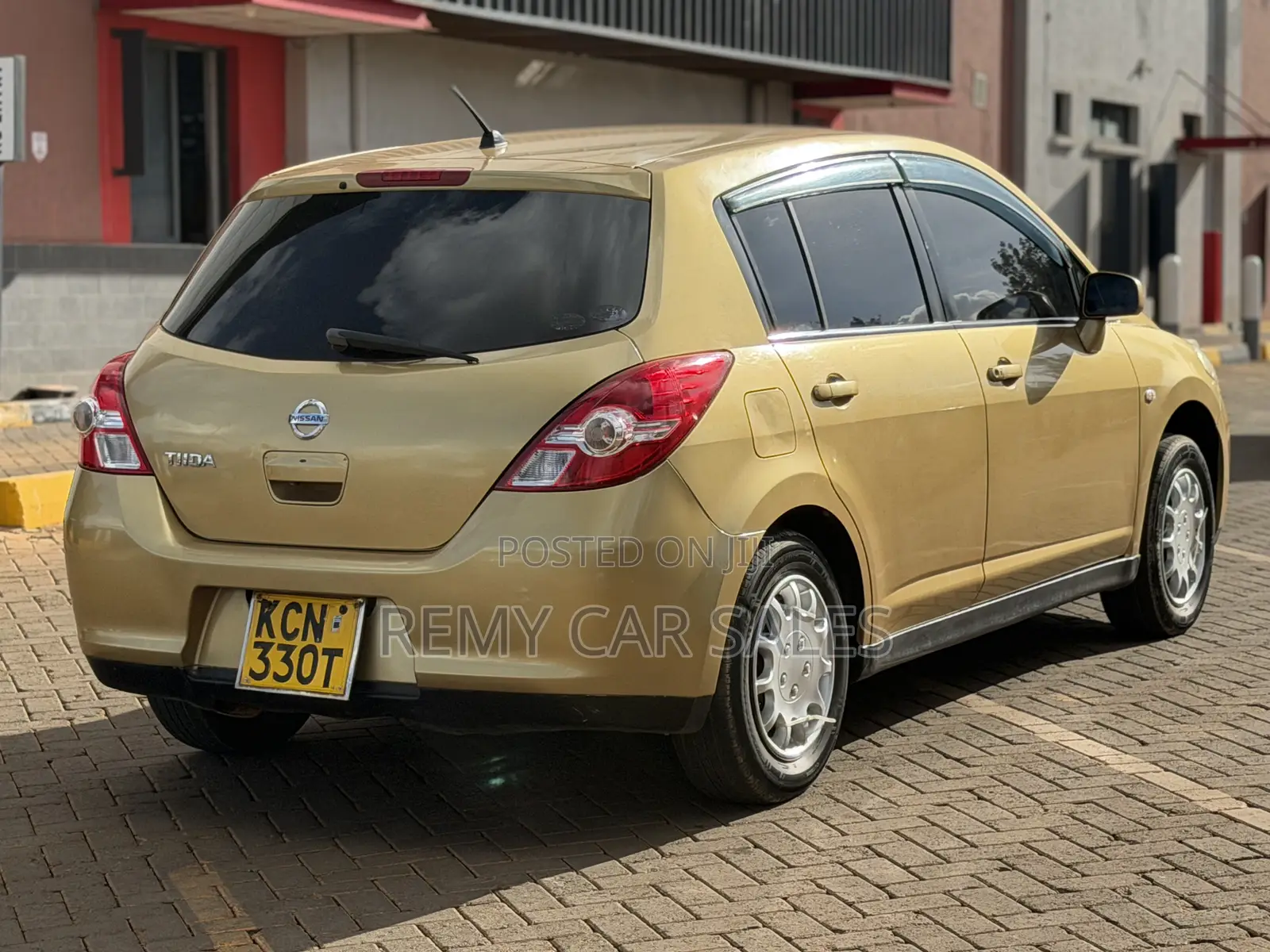 Nissan Tiida 2010 Gold