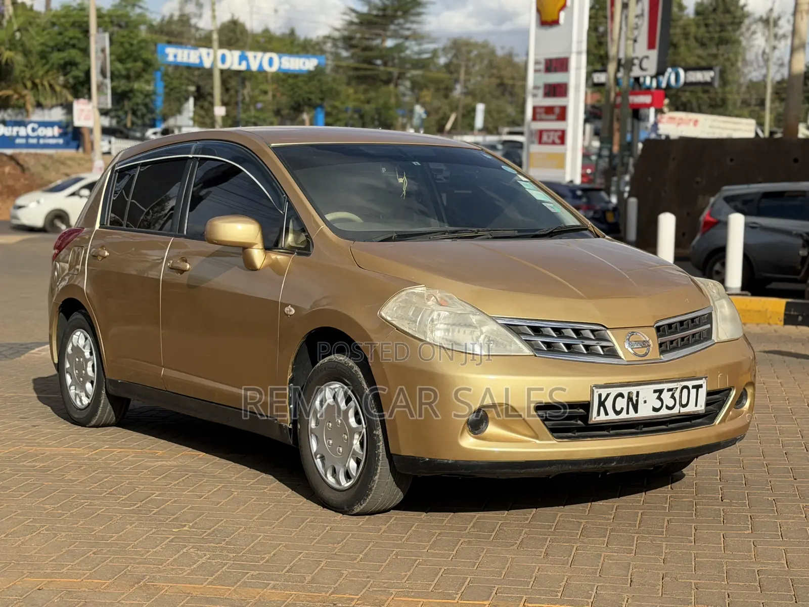 Nissan Tiida 2010 Gold