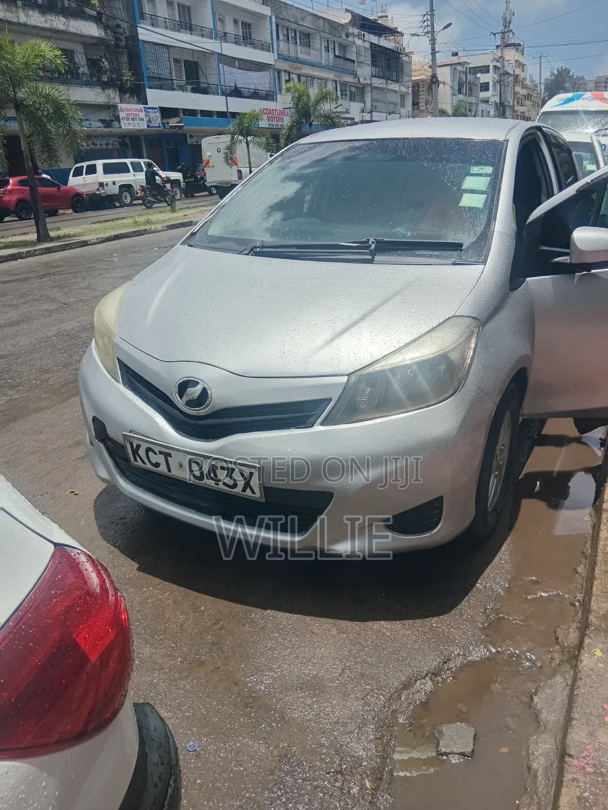 Toyota Vitz 2011 Silver