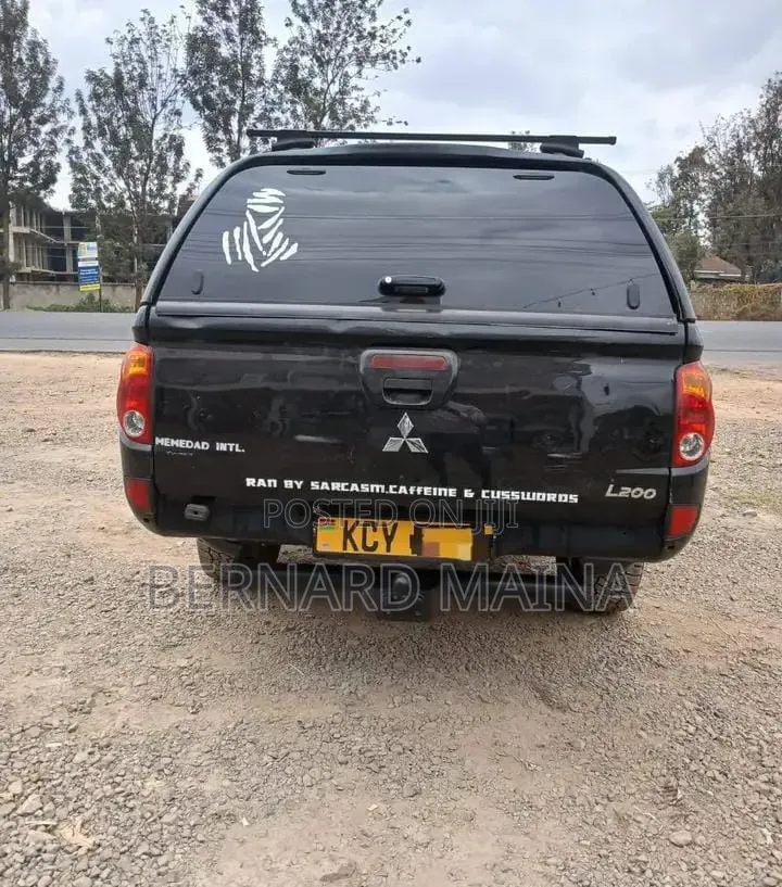 Mitsubishi L200 Double Cab 2.5 180hp 4WD 2013 Black